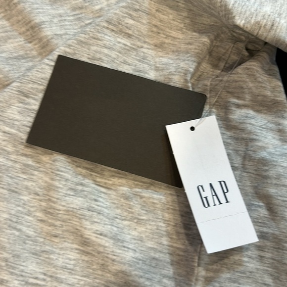 NEW Gap Fit Gray Athletic Crop Top Large - Picture 9 of 10